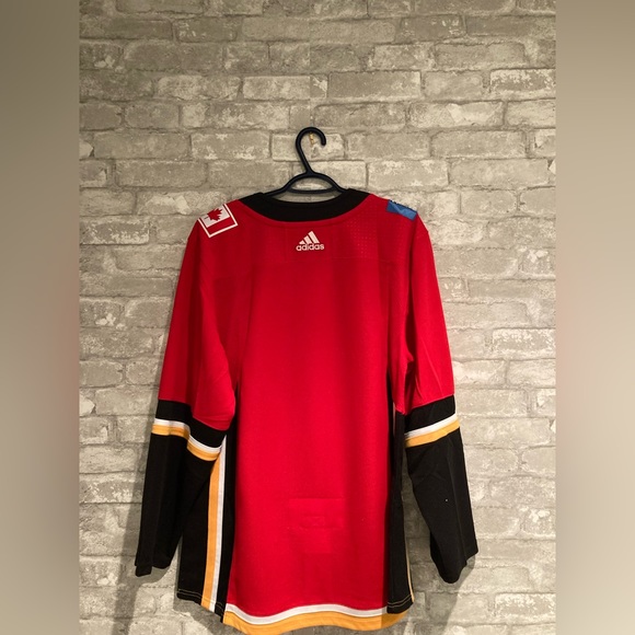 Calgary Flames 2017-2020 Adidas Home Jersey - Picture 3 of 3